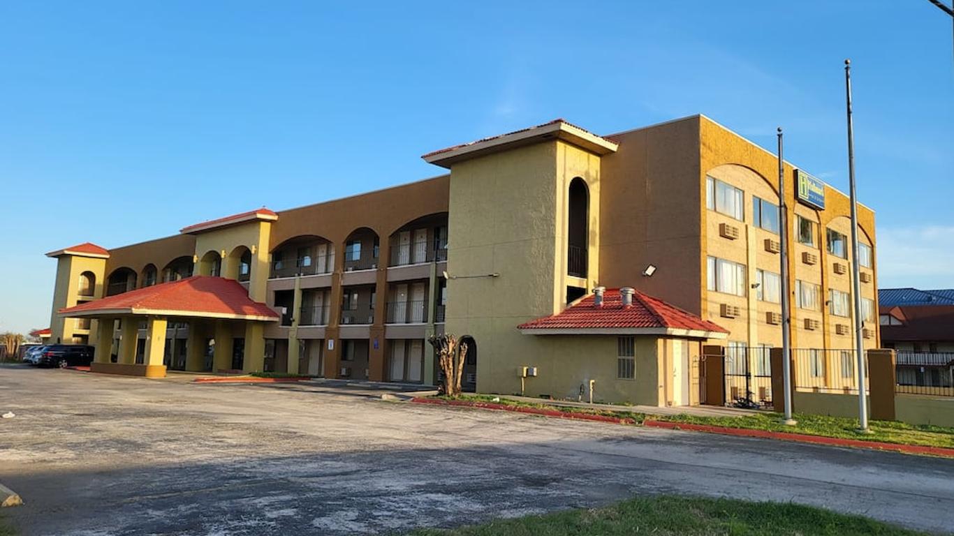 Hallmark Inn and Suites