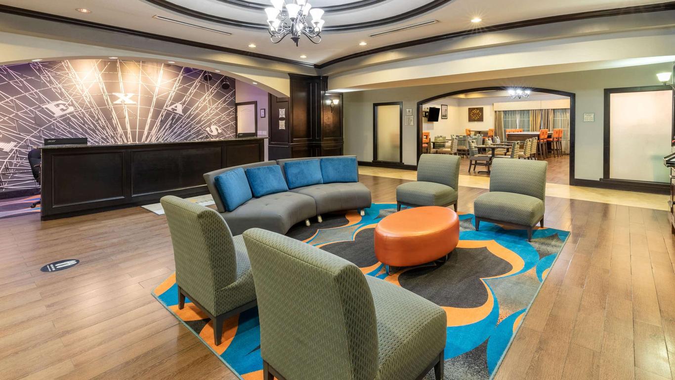 La Quinta Inn & Suites by Wyndham Fort Worth - Lake Worth